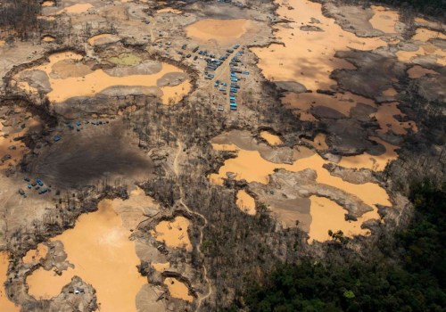 How does gold mining pollute the air?